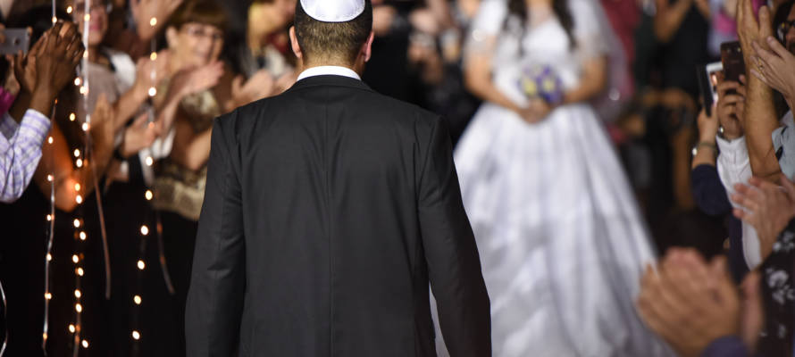 Jewish wedding illustration (Shutterstock)
