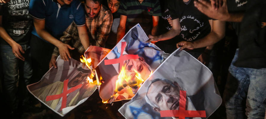 Palestinians in Gaza burn pictures