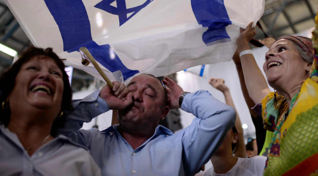 French Jews celebrate their arrival at Ben Gurion International Airport (Tomer Neuberg/Flash90)