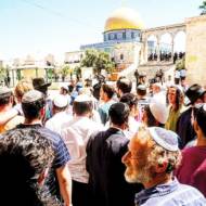Masses of Jews ascend Temple Mount