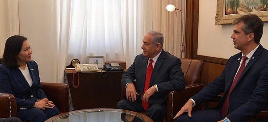 Prime Minister Benjamin Netanyahu, and Economy and Industry Minister Eli Cohen, with Republic of Korea Trade Minister Yoo Myung-hee