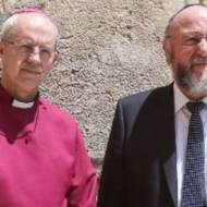 Archbishop of Cantebury Justin Welby and British Chief Rabbi Ephraim Mirvis, visit the Western Wall in Jerusalem, May 3, 2017. (Yonatan Sindel Flash90)