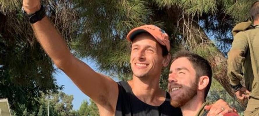 Nick Butter takes selfy with IDF soldier in Jerusalem Irit Greenberg-Kushnir (Facebook)