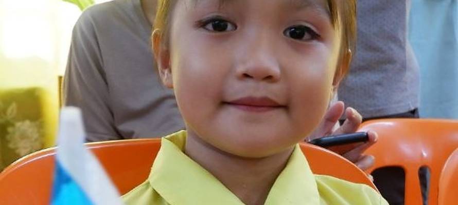 5 year old girl in Philippines dresses as Miss Israel