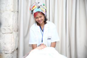 Giving a free massage to B'Shvilech participant (Courtesy)
