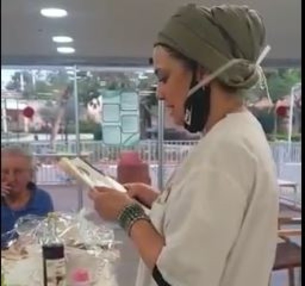 Arab nurse Ma Nishtana