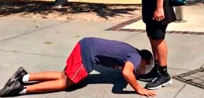 Jewish boy kisses shoes of Musllim in Australia