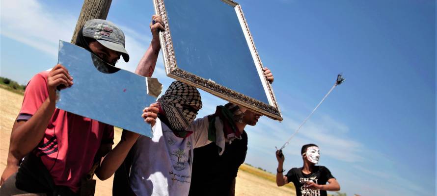 Palestinians mirror