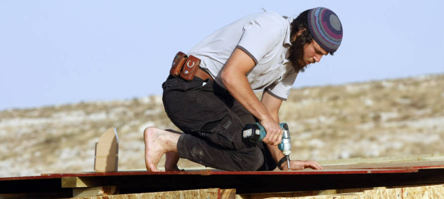 An Israeli builds a new dwelling