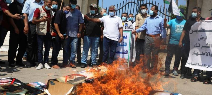 Gaza burn photos Netanyahu, UAE, Bahrain, Trump