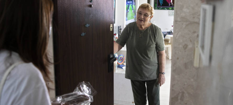 Israeli volunteer elderly