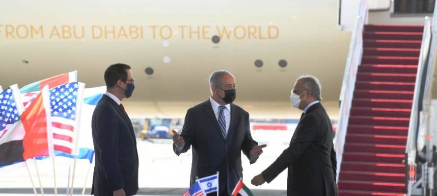PM Benjamin Netanyahu (C), US Secretary of Treasury Steven Mnuchin (L) and UAE Minister of State for Financial Affairs Obaid Humaid Al Tayer.