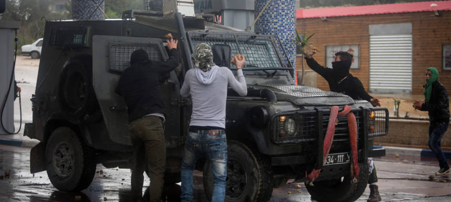 Palestinians throw rocks