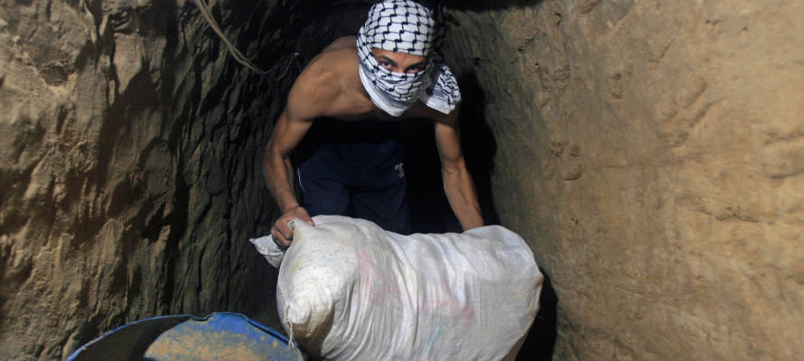 Palestinians smuggle goods and food through tunnels from Egypt
