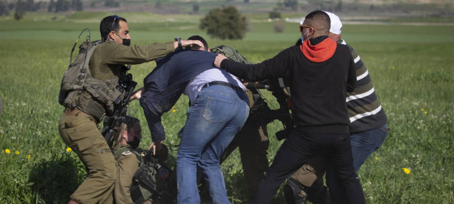 Soldados israelíes durante una protesta beduina.