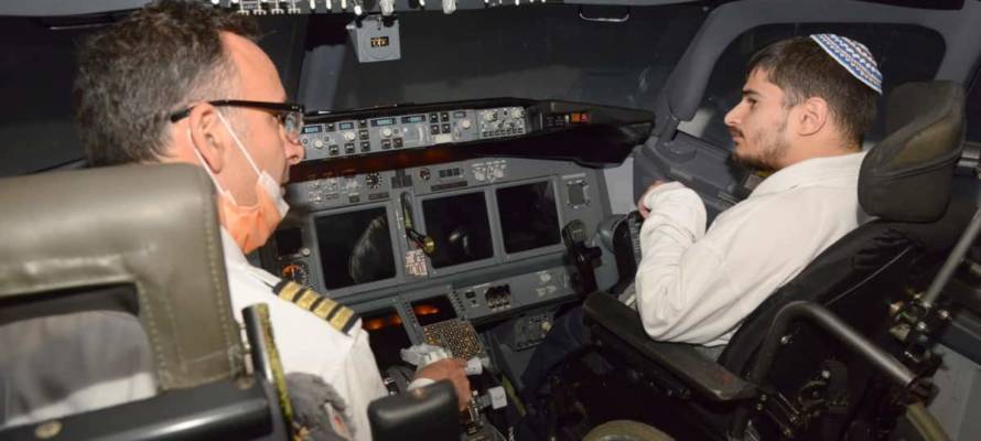 Wheelchair pilot for a test flight in an El Al simulator