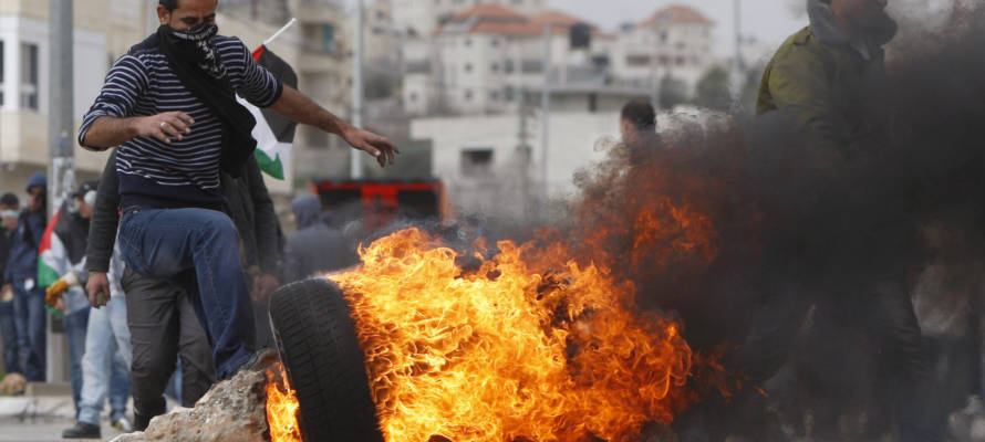 Palestinians riot