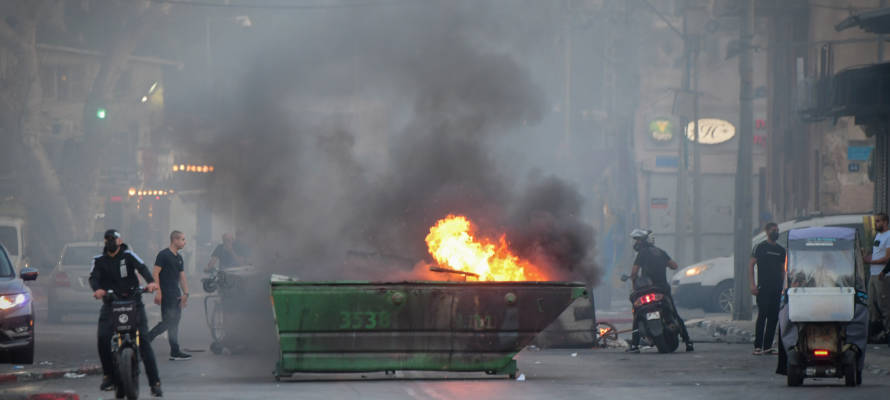 Arabs riot