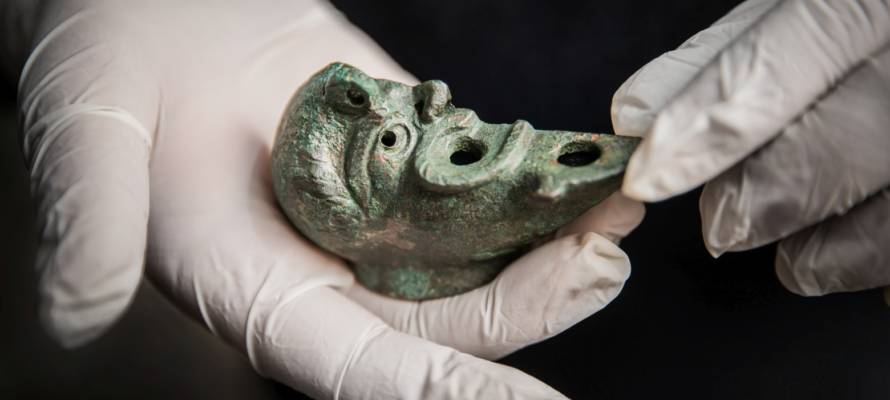 ancient oil lamp discovered