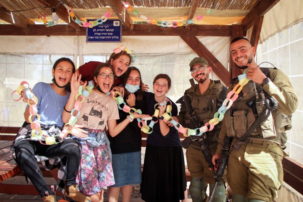 Sukkot decorate party