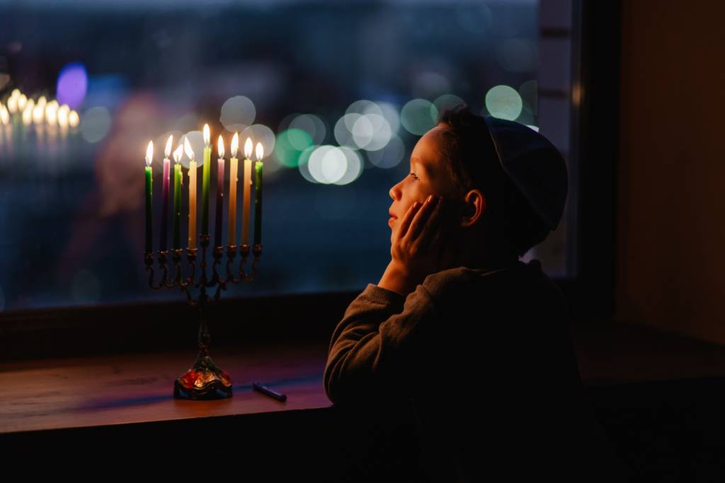 chanukah lighting menorah
