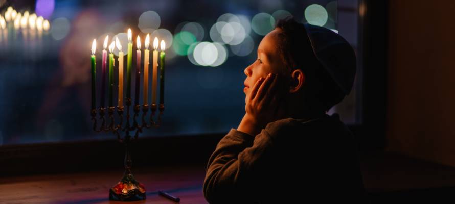 chanukah lighting menorah