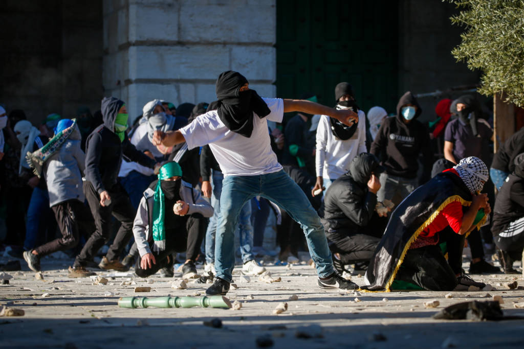 Palestinians stone Israelis