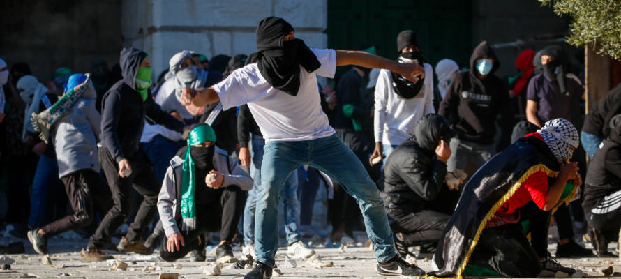 Palestinians stone Israelis