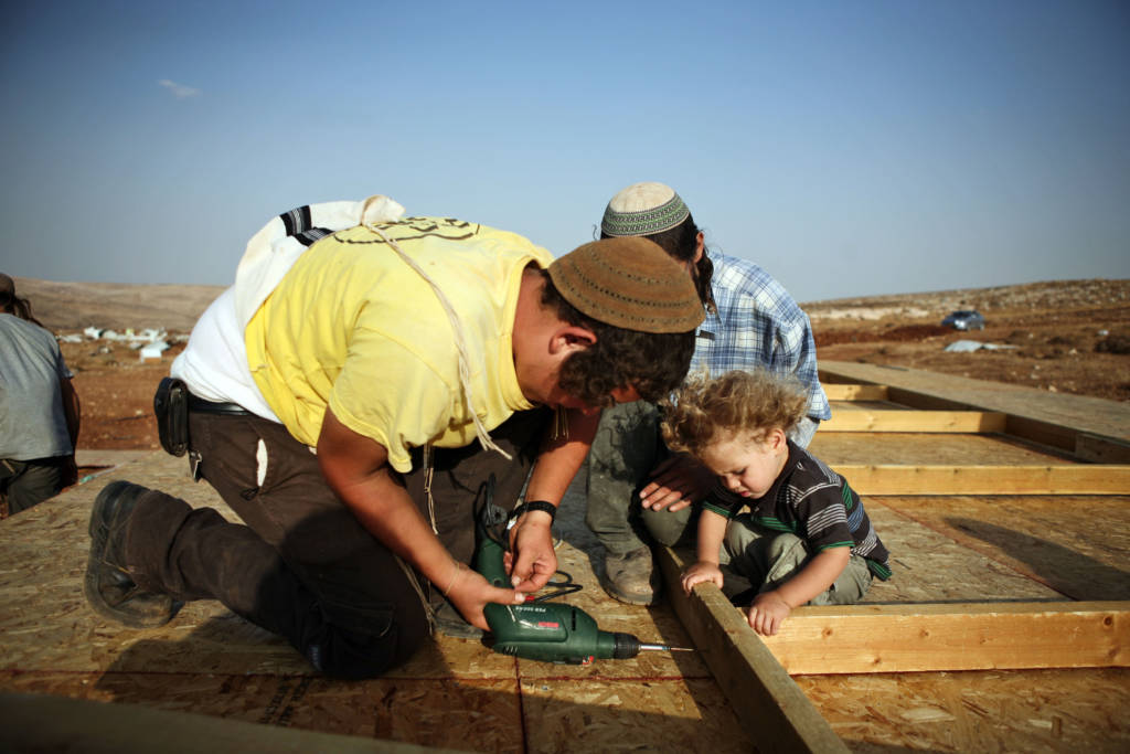 Jews build a home in Samaria