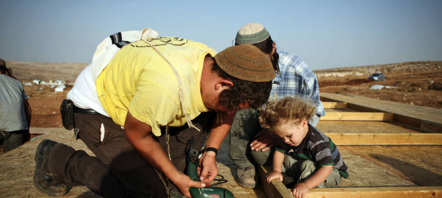 Jews build a home in Samaria