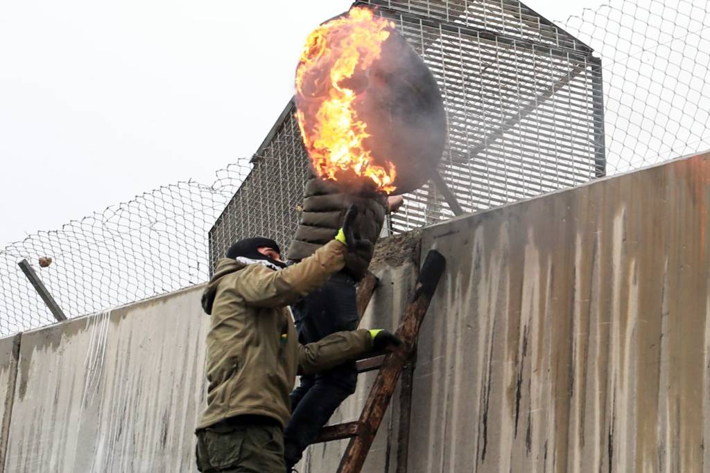 Palestinians attack Israeli forces