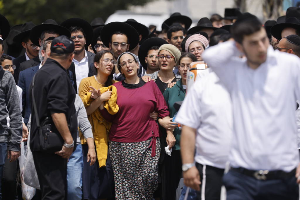 Palestinians axe attack