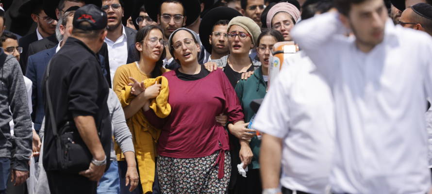 Palestinians axe attack
