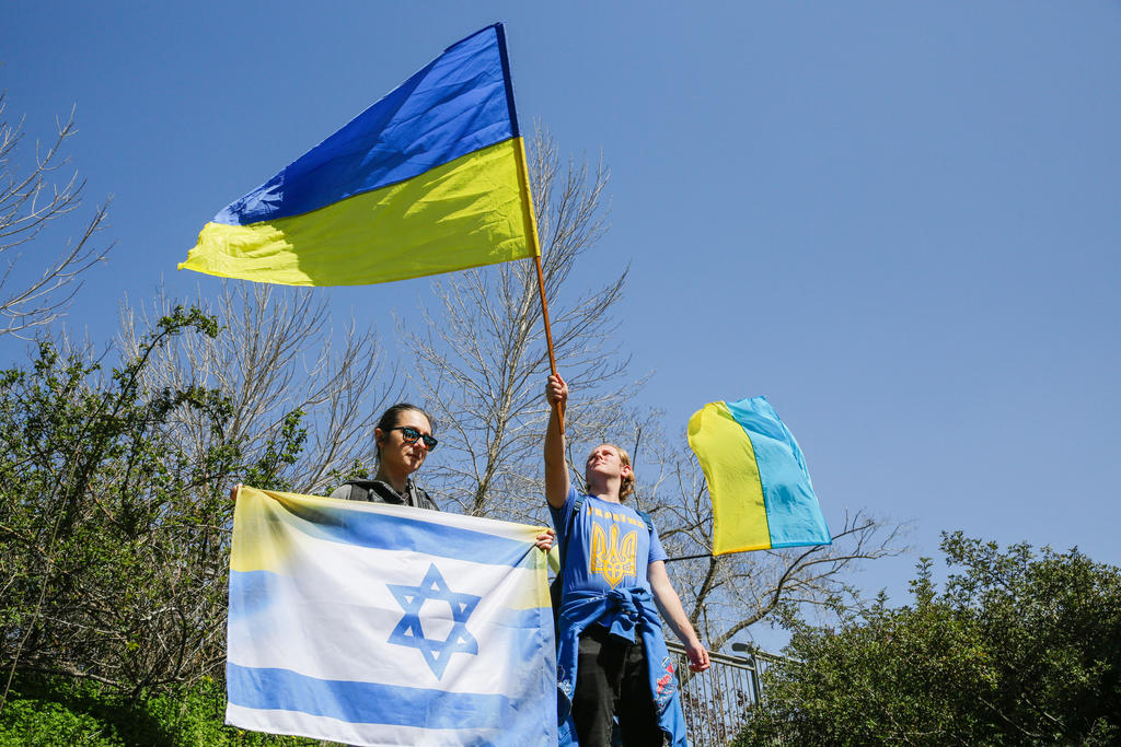 Israelis hold Ukrainian flags