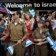 Israeli soldiers welcome new immigrants