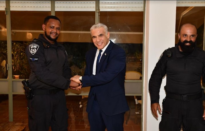 Lapid with 2 cops who thwarted terror