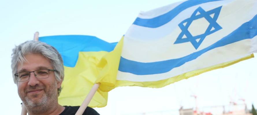 Pro-Ukraine Israelis demonstrate at HaBima square in Tel Aviv