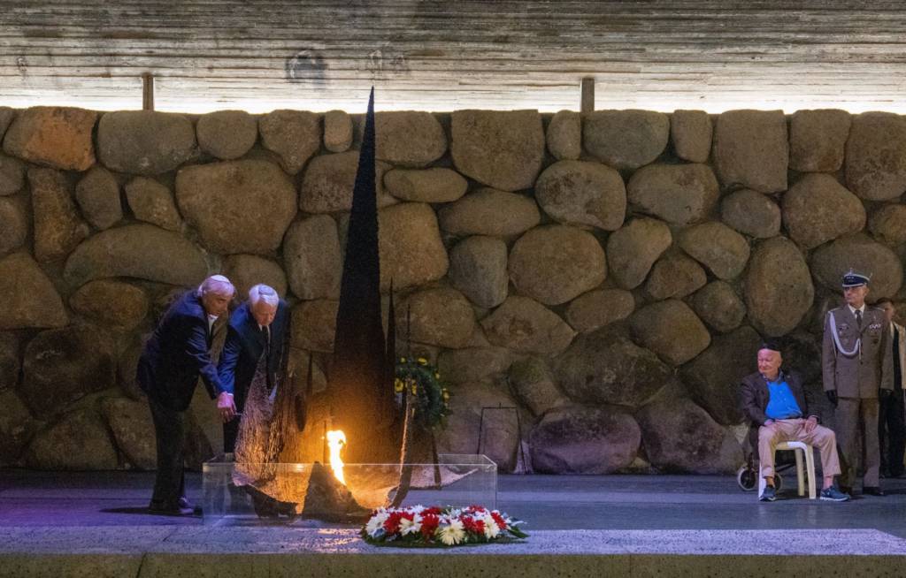 Stanisław Aronson seated at right during the ceremony at Yad Vashem