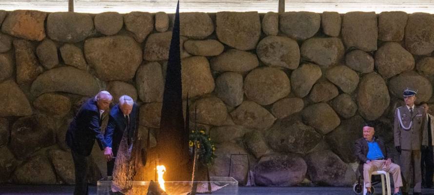 Stanisław Aronson seated at right during the ceremony at Yad Vashem