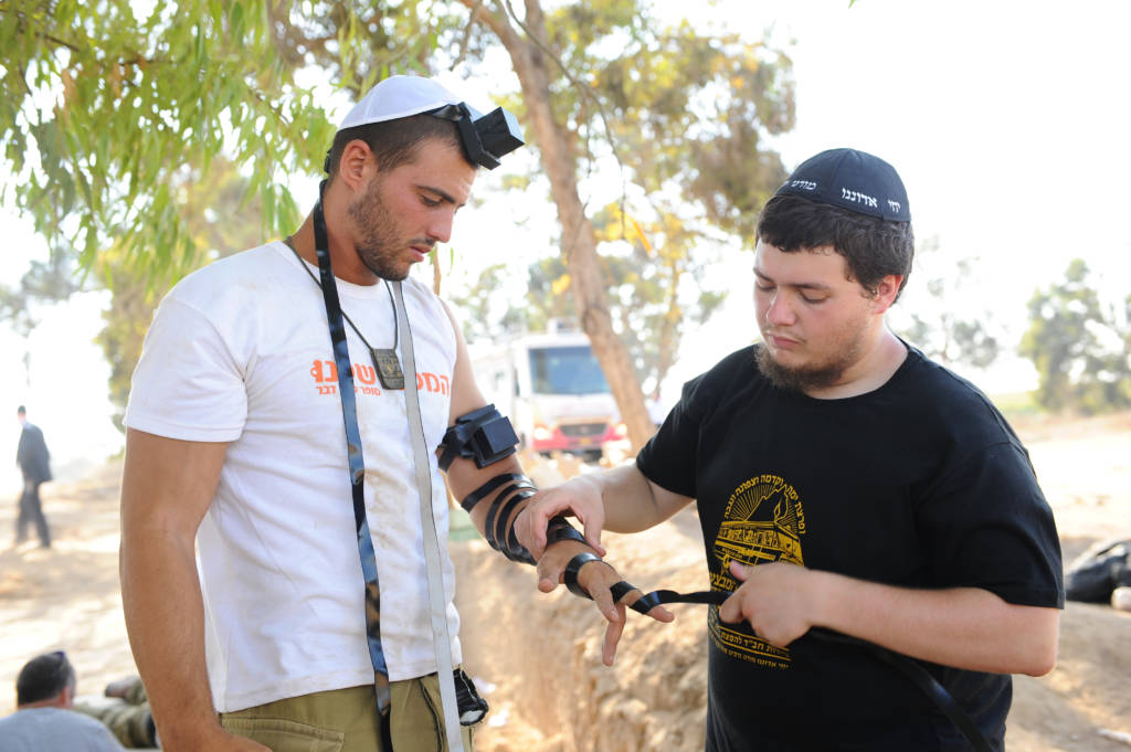 Israeli soldiers lay tefillin