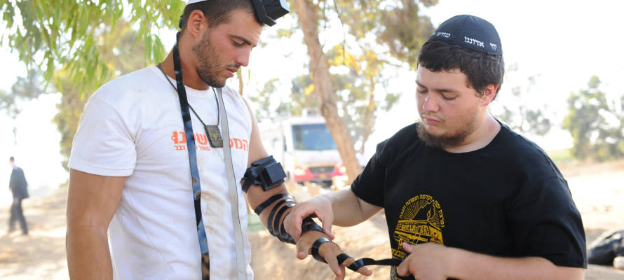 Israeli soldiers lay tefillin