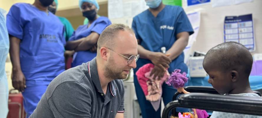 Sheba's Dr. Mattan Arazi treating a patient in Ilorin, Nigeria, January 9, 2023.