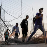 Palestinian Arabs cross border fence