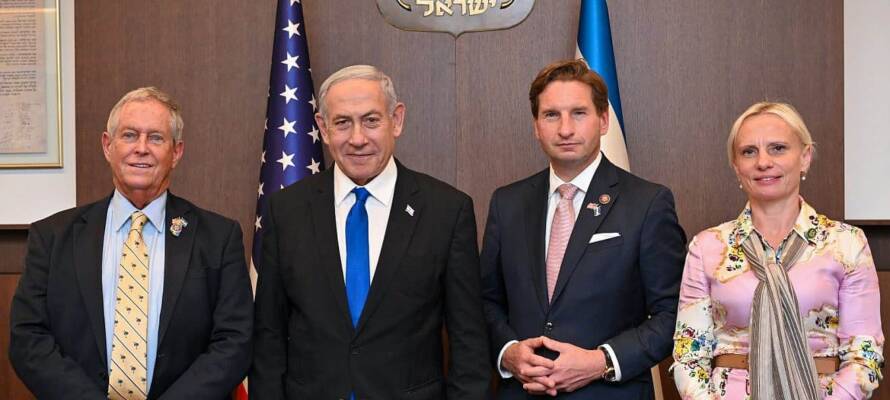 Netanyahu with delegation members