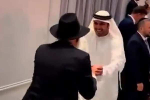 Jew and Emirati dancing