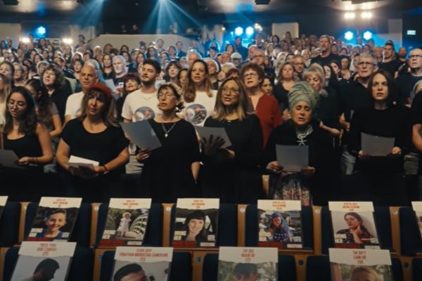 Koolulam, Hostages