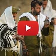 IDF soldiers praying