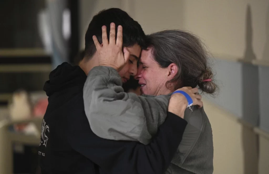 hostages return