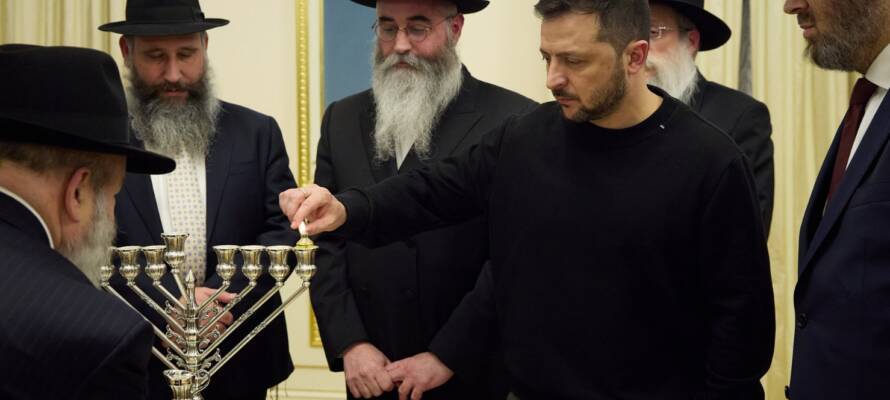 zelensky lighting menorah
