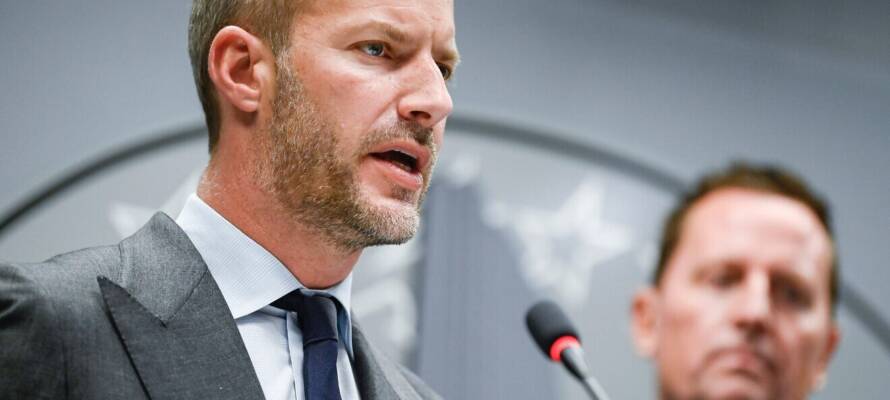Adam Boehler (L)